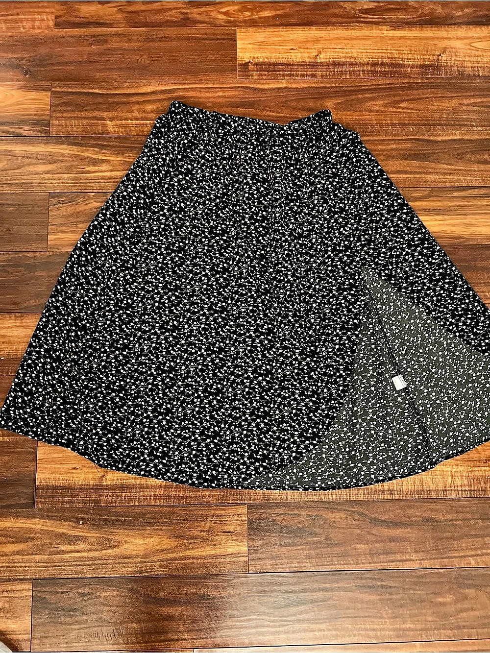 SHEIN Ditsy Floral Split Thigh Midi Skirt Floral A-Line Skirt in Black & White s
